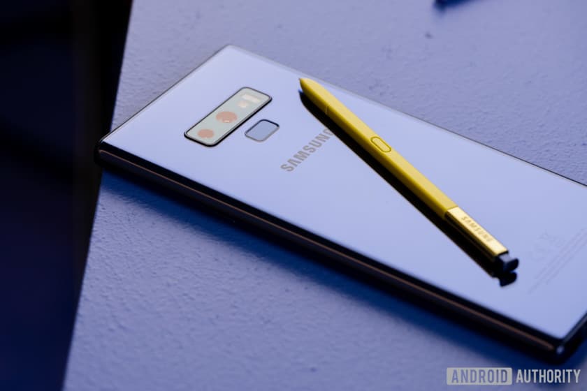 Un smartphone de Samsung, le Galaxy Note 9, doté d'un stylo jaune.