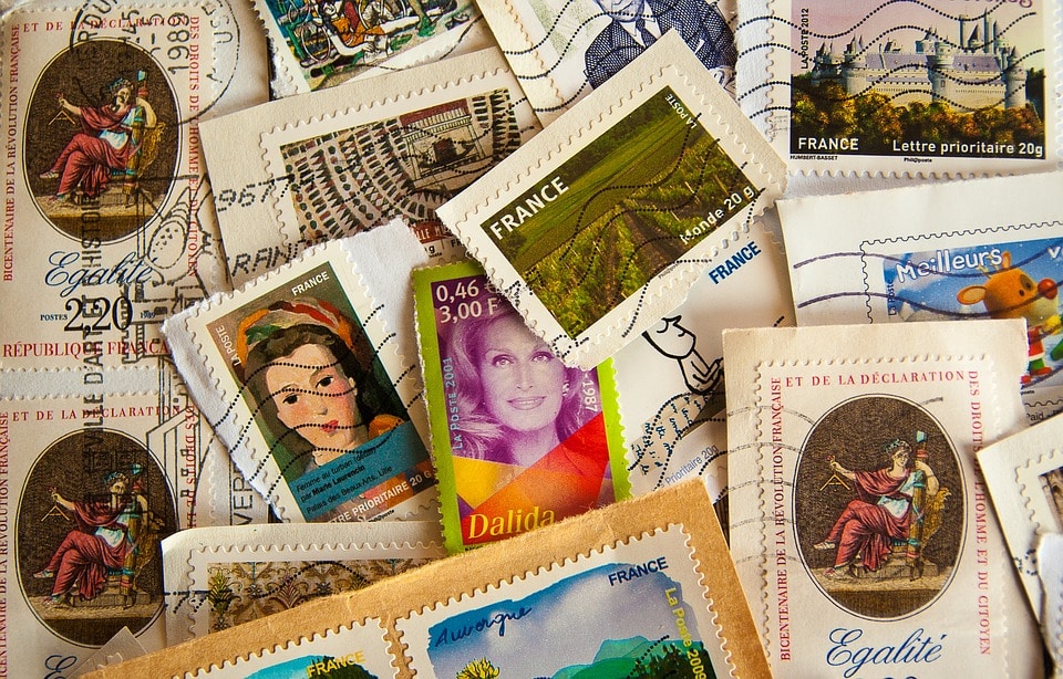 Une collection de timbres-poste sur une table, mettant en valeur la riche histoire et ajoutant au plaisir de papa.