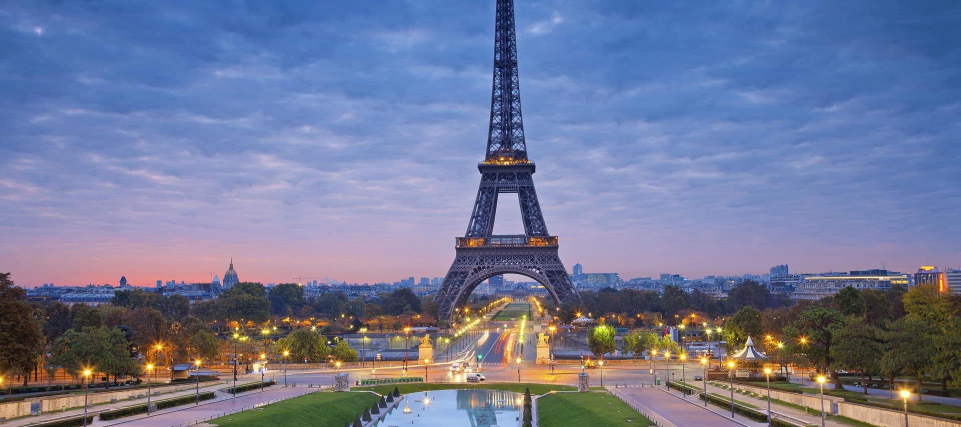 Une vue imprenable sur la Tour Eiffel à Paris au crépuscule, parfaite pour un voyage romantique.