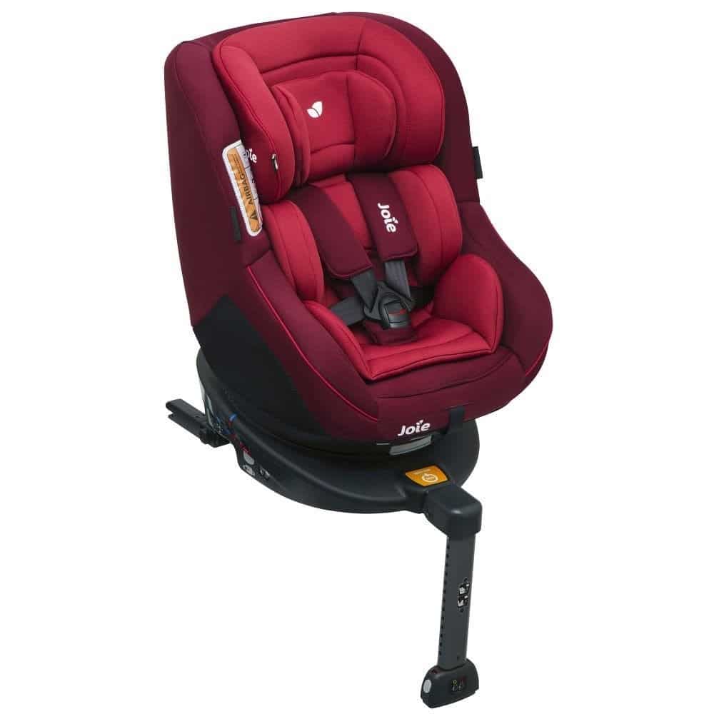 Un siège auto bébé rouge et noir conçu avec le système Isofix pour faciliter le choix des parents.