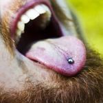 Qu’est-ce que ça veut dire quand un homme a un piercing à la langue ?