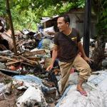Les histoires du tsunami indonésien : L’eau atteignait ma poitrine, mais je suis allé chercher ma famille.