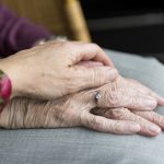 Comment s’occuper d’une personne âgée à domicile ?