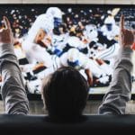 Homme devant la télé