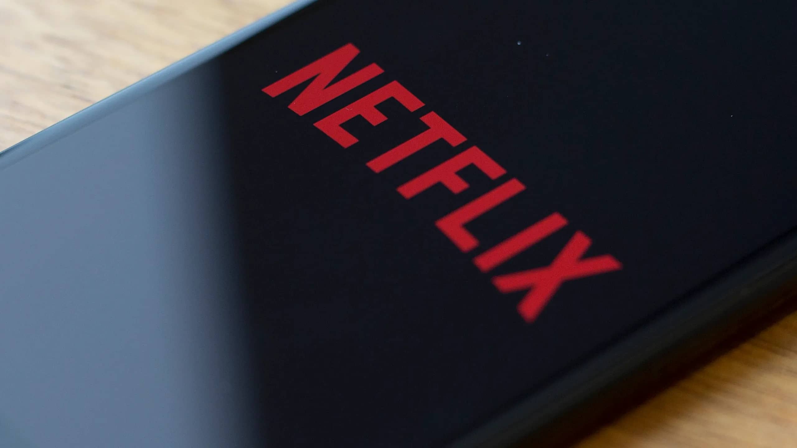 Tout n’est pas rose chez Netflix : le géant du streaming licencie dans son personnel pour freiner son ralentissement de croissance