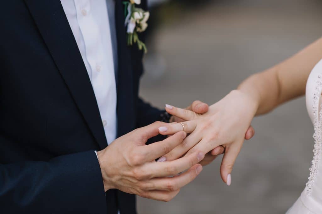 L'échange d'alliance durant un mariage civil : un moment fort en émotion 