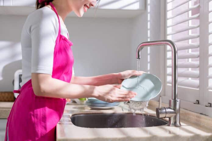 Laver la vaisselle : lavage à la main ou lave-vaisselle, lequel est le plus rentable ?