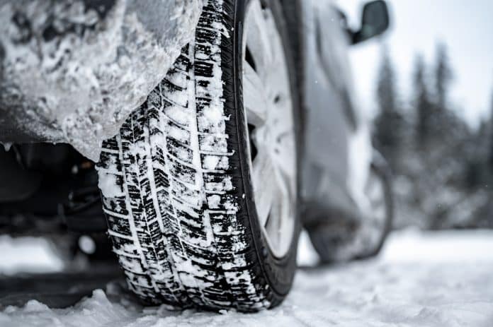 Loi montagne : devez-vous mettre des pneus hiver à votre voiture ?