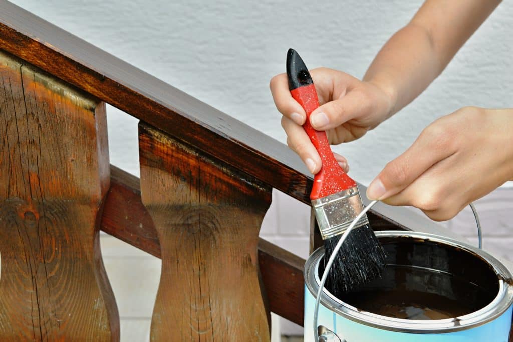 Peindre une rambarde en bois : quel type de peinture choisir ?