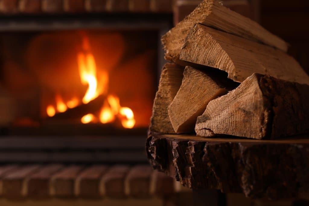 Pourquoi est-il important de conserver votre bois de chauffage aussi sec que possible pour votre cheminée ?