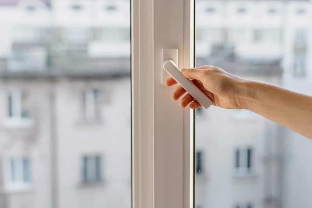 L'hiver : combien de temps devez-vous laisser vos fenêtres entrouvertes pendant les mois froids de l'hiver ?