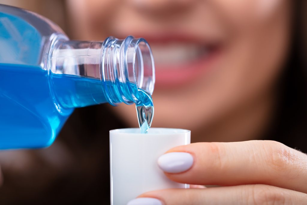 Quel bain de bouche choisir si vous suivez un traitement orthodontique ?