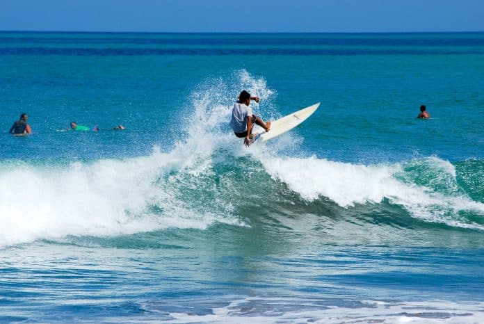 Quels sont les meilleurs spots de surf en Indonésie pour les débutants ?