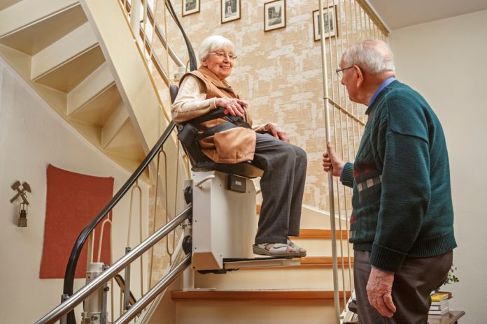 couple de personnes âgées, monte-escalier