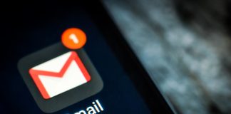 Gros plan de l'icône Gmail sur un téléphone portable affichant les comptes GMAIL récemment supprimés en décembre.