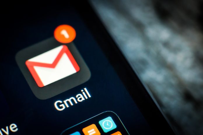 Gros plan de l'icône Gmail sur un téléphone portable affichant les comptes GMAIL récemment supprimés en décembre.