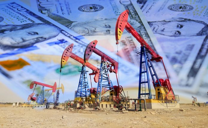 Une pompe à pétrole présentant les fluctuations des prix et les défis géopolitiques auxquels est confrontée l'industrie pétrolière.