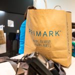Un sac en papier marron sur un comptoir chez Primark.