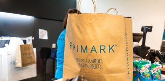 Un sac en papier marron sur un comptoir chez Primark.