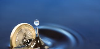 Une pièce d'un euro tombe dans l'eau.