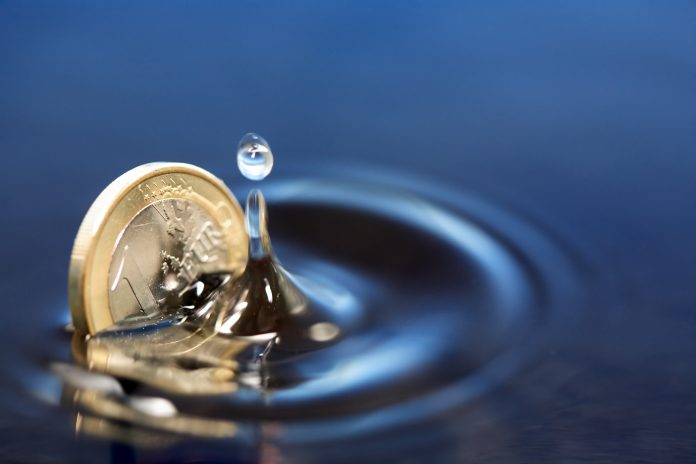 Une pièce d'un euro tombe dans l'eau.