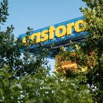 Une pancarte bleue et jaune avec un arbre en arrière-plan faisant la promotion de l'alternative écologique et économique granulés de bois de Castorama.