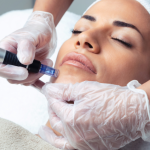 Une femme reçoit un soin du visage revigorant dans un spa.
