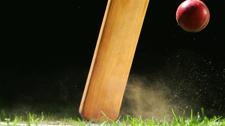 Une batte de cricket frappant une balle au sol lors d'un duel de la Ligue T20 entre des équipes d'Afrique du Sud et du Sri Lanka.