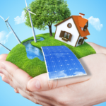 Une main tenant une maison avec des panneaux solaires et des éoliennes utilisant des sources d'énergie renouvelables.