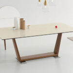 Une table à manger moderne dans une pièce blanche.
