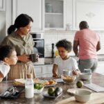 Une famille prépare un petit-déjeuner dans la cuisine.