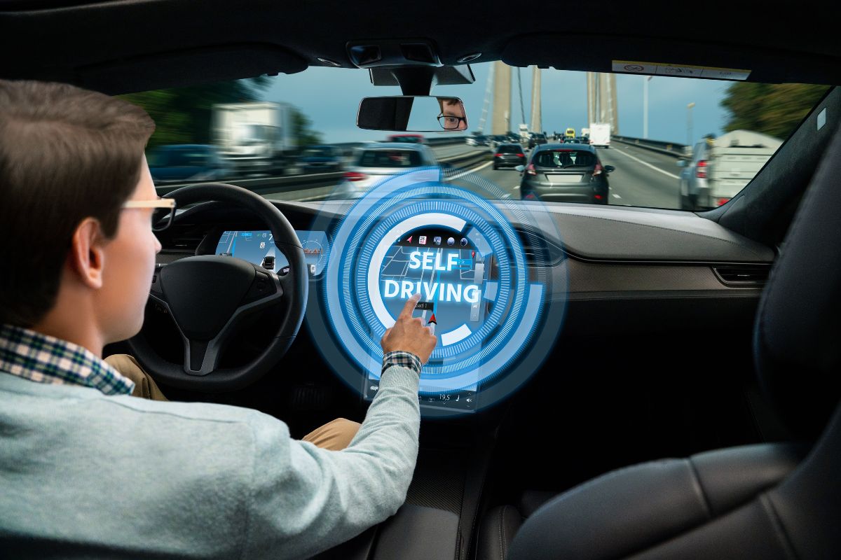 Un homme conduit une voiture avec un écran de conduite autonome, présentant l'avenir de la technologie automobile - avenir de l'automobile.