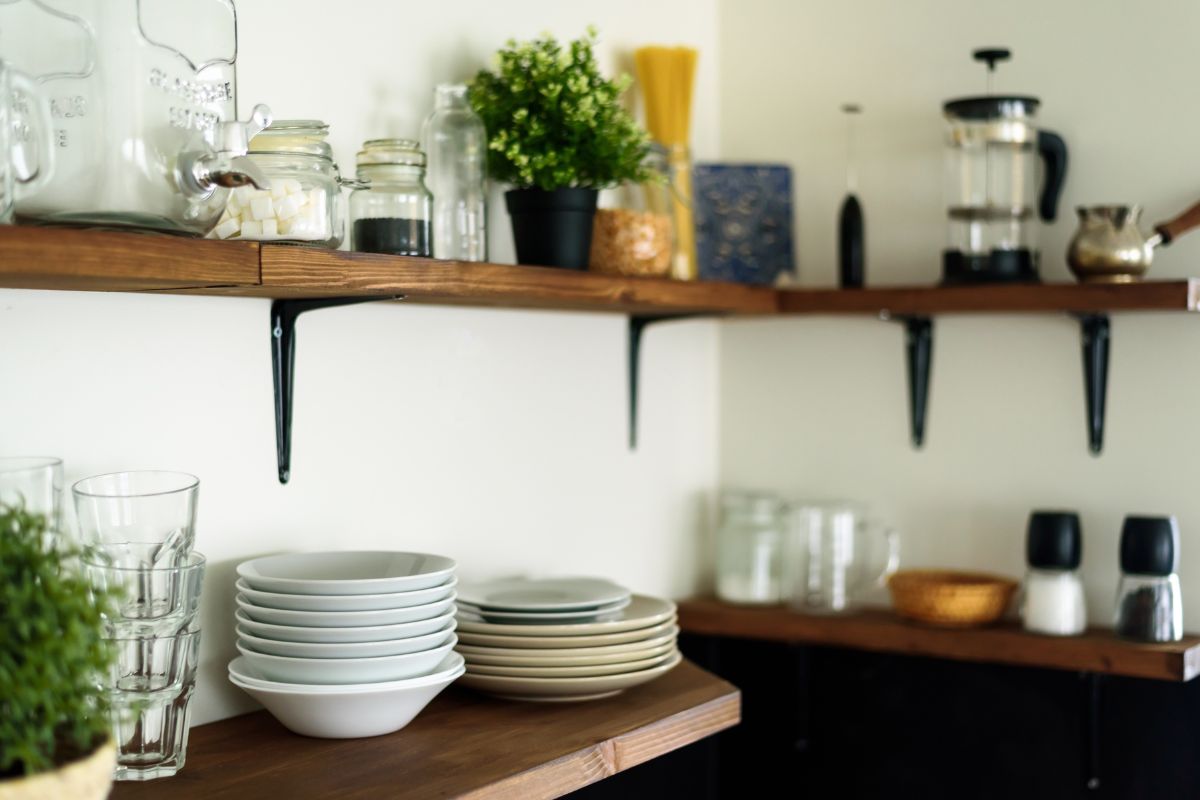 Un étagère avec des assiettes et bols, idées de décoration DIY.