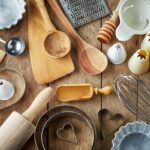 Les meilleurs ustensiles de cuisine sont disposés sur une table en bois.