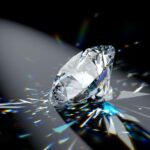 Un diamant étincelant réfractant la lumière sur un intérieur automobile sombre.