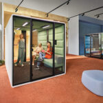 Des bureaux modernes offrant des espaces privés pour les conversations et les réunions des employés du secteur automobile.