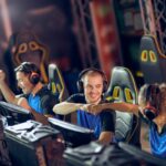 Équipe d'e-sport célébrant une victoire, illustrant l'ascension sociale à travers le jeu compétitif.