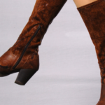 Une personne portant des bottes jonak marron à talons.