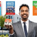 Un homme souriant en costume tenant une maison modèle, avec des livres sur l’investissement immobilier et un bâtiment en toile de fond.