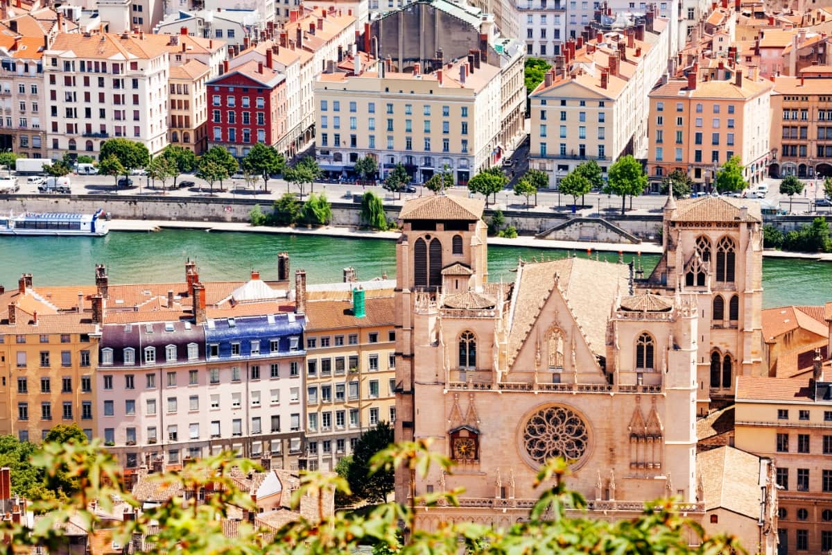 Lyon  découvrez les 5 sites incontournables qui font de cette ville l'une des attractions les plus prisées de France !