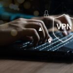 Mains tapant sur le clavier d'un ordinateur portable avec une icône de superposition virtuelle indiquant le VPN connecté, mettant en évidence la sécurité, le réseau et l'emplacement de l'utilisateur. Brouillon auto garantit que vos brouillons sont enregistrés automatiquement tout en préservant votre confidentialité en ligne.