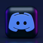Une icône carrée en 3D présentant le logo Discord bleu sur fond sombre avec un dégradé de teintes violettes et bleues, rappelant le design automobile de Brouillon.