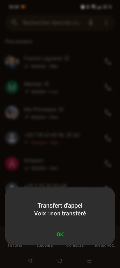 Un écran de téléphone affiche les appels récents et une notification indiquant « Transfert d'appel Voix : non transféré » au-dessus d'un bouton « OK ». Pendant ce temps, une petite icône indique « Brouillon auto », faisant allusion à une tâche inachevée en arrière-plan.
