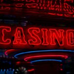 Au milieu de la lueur vibrante des lumières illuminées, une enseigne au néon rouge affiche avec audace le mot « CASINO », capturant l'énergie électrique rappelant une voiture de brouillon animée.