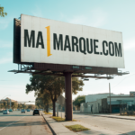 Un grand panneau d'affichage au bord de la route affiche le texte « MA1MARQUE.COM » sur un ciel clair, vous invitant à découvrir pourquoi il est crucial de sécuriser votre nom de domaine.
