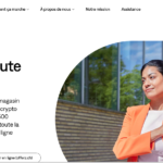 Une femme scanne une carte Cryptonow sur un terminal extérieur, montrant comment ce service révolutionne la facilité d'achat de crypto-monnaies avec des cartes-cadeaux dans 4 500 points de vente en Suisse, s'intégrant parfaitement dans le paysage financier numérique.