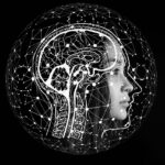 Une image en noir et blanc du profil d'une femme est superposée à une illustration numérique du cerveau humain et du système nerveux, ressemblant à un brouillon auto entouré de lignes et de nœuds interconnectés.