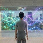 Une personne se tient devant un grand écran numérique hdss transparent affichant des visualisations de données colorées et futuristes dans une pièce moderne avec vue sur la ville.